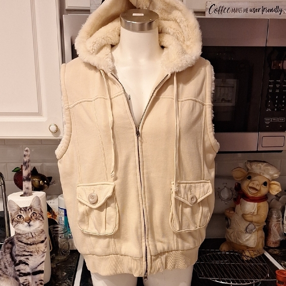t Gap Women's Cream Hooded Vest. Size XL.  EUC - Picture 1 of 4